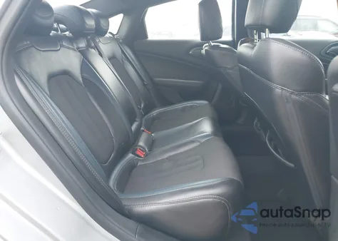 2015 Chrysler 200 S z USA, uszkodzony, nr VIN 1C3CCCBB8FN668083